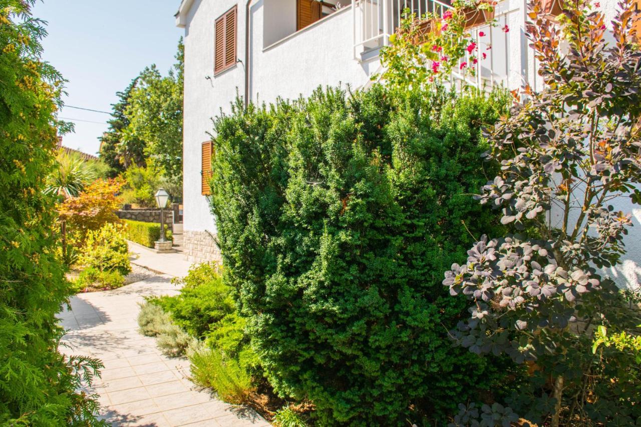 Apartments White & Green In Malinska Esterno foto