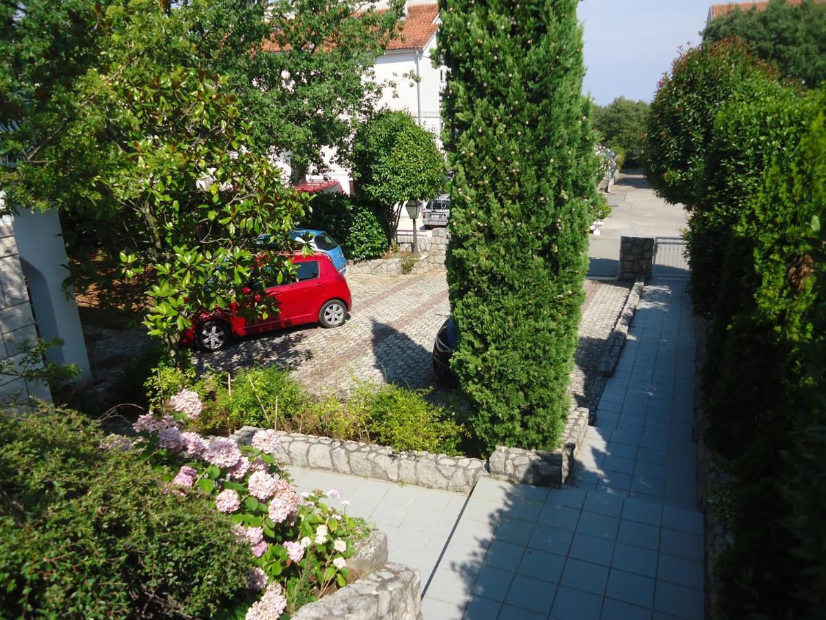 Apartments White & Green In Malinska Esterno foto