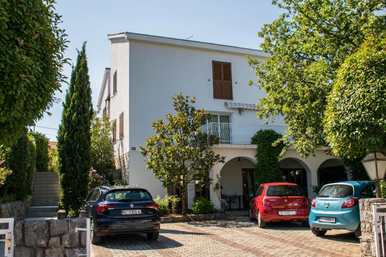Apartments White & Green In Malinska Esterno foto