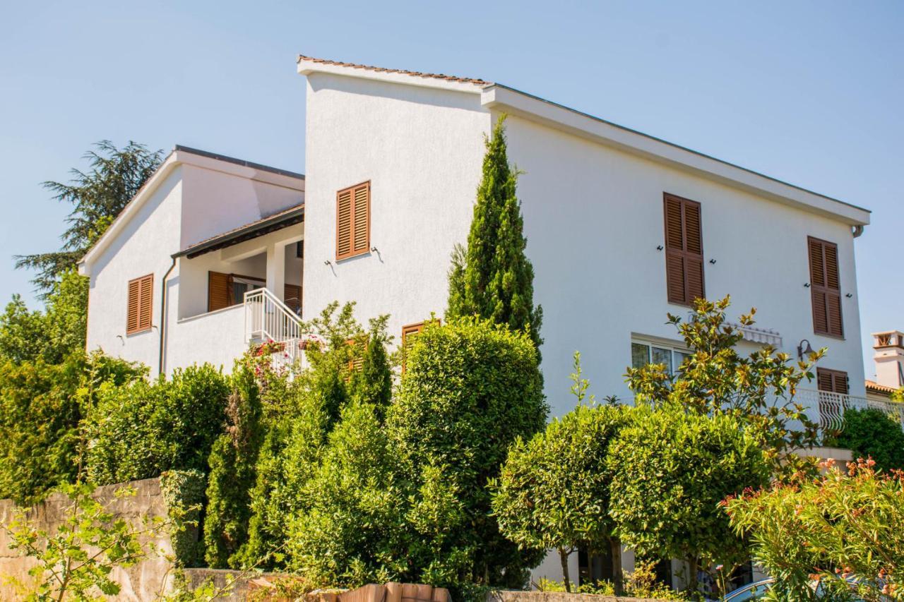 Apartments White & Green In Malinska Esterno foto